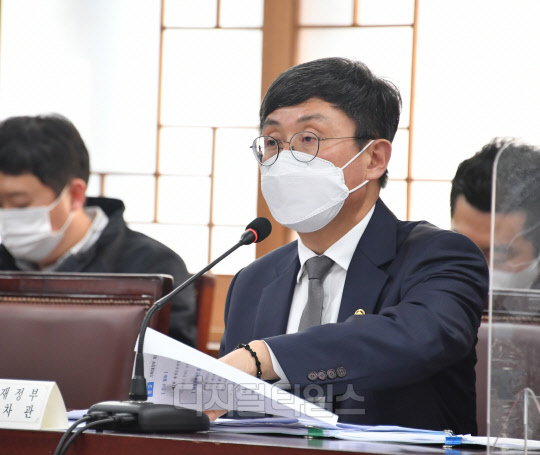 안도걸 기획재정부 차관이 4월 1일 서울 광화문 정부서울청사에서 열린 '제1회 재정운용전략협의회'를 주재, 모두발언을 하고 있다.(사진:기재부)